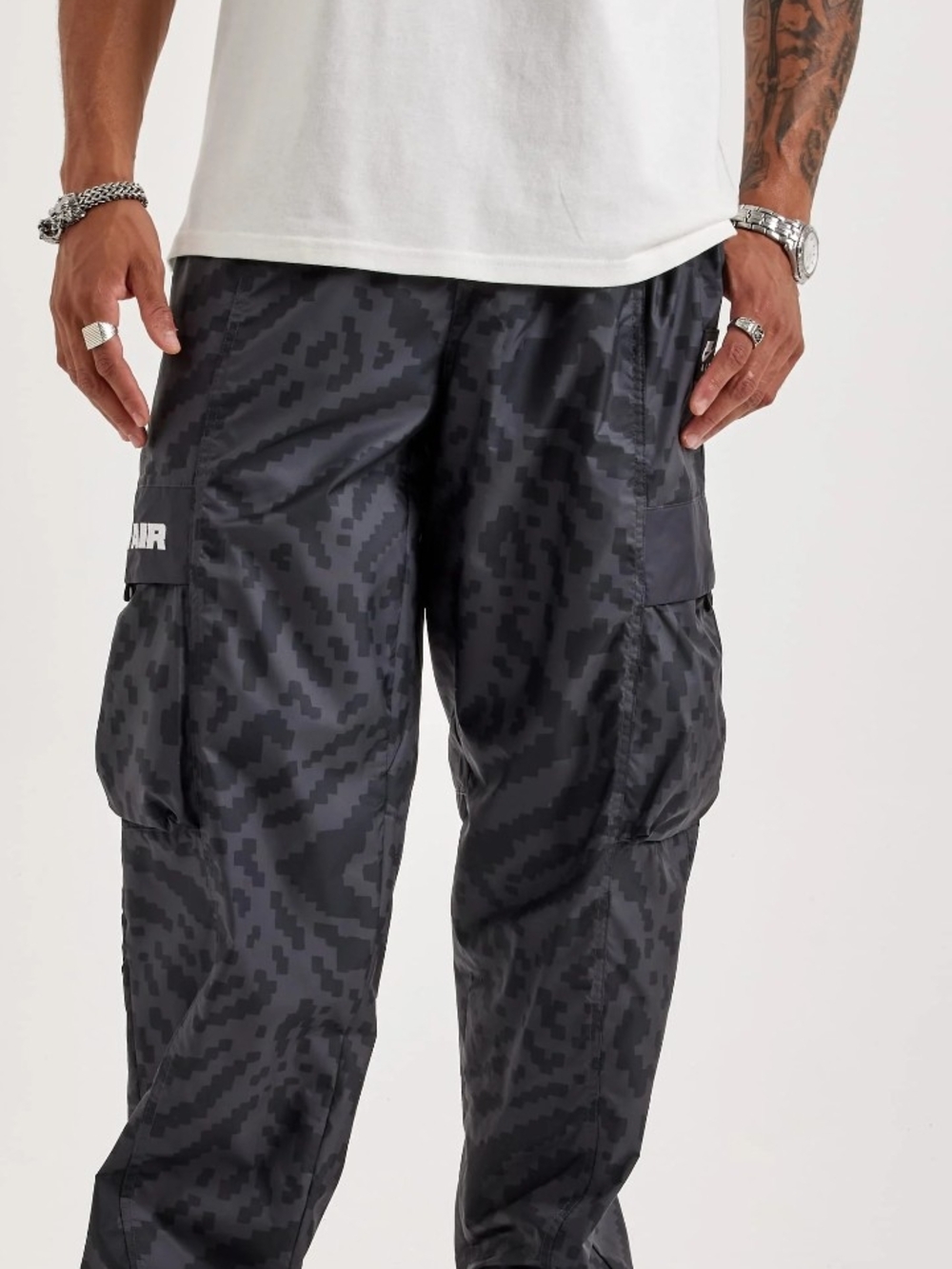 Nike Men's Dark Charcoal Pixel Camo Cargo Pants Size: Large NWT